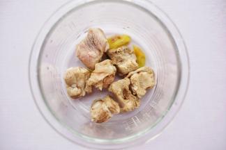 锅中放入排骨。