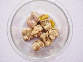 锅中放入排骨。