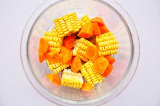 加玉米胡萝卜姜片料酒。