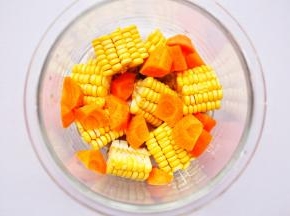 加玉米胡萝卜姜片料酒。