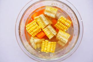 加入刚刚没过食材的清水。