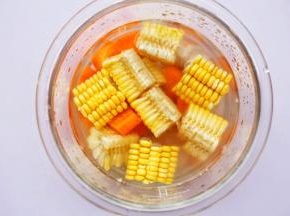 加入刚刚没过食材的清水。