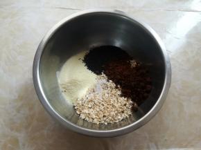 准备一个干净没有水的盆子，放入即食燕麦片，低筋面粉，红糖粉，奶粉，盐和黑芝麻
