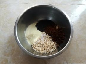 准备一个干净没有水的盆子，放入即食燕麦片，低筋面粉，红糖粉，奶粉，盐和黑芝麻