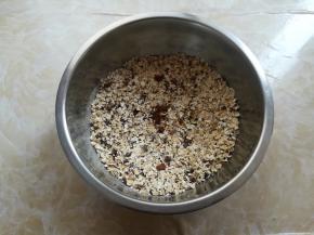 把盆子里的食材简单的混合一下