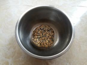 食材里加入玉米油和水，戴上一次性手套把食材混合成团，面团有点黏，但是不湿