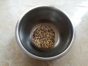 食材里加入玉米油和水，戴上一次性手套把食材混合成团，面团有点黏，但是不湿