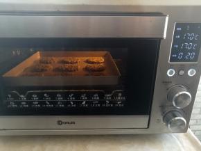 烤盘放入预热好的烤箱中层，参考温度上下火170度烤20分钟