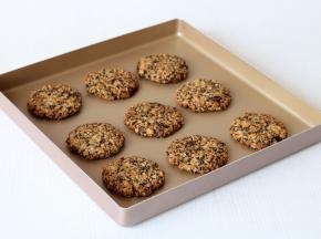 红糖燕麦饼干出炉后，趁热吃或者放凉了都非常的不错，2种口感都好吃