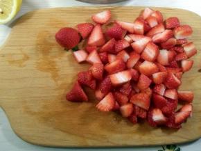 草莓洗净后去蒂切丁。