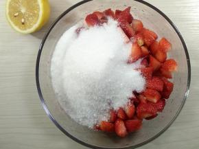 3放进容器，倒入全部白砂糖，搅拌均匀。