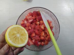  挤入半颗柠檬汁。