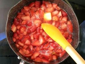 放进不粘锅小火加热，放入一点黄油，不停搅拌防止粘锅。