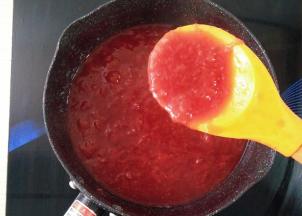 这时候大块草莓已经煮烂，这时候的状态可以做慕斯镜面。