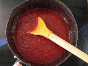 大概煮半小时左右，熬到浓稠，检查方法，挖一点果酱倒在盘子上，稍微冷却，倾斜不滴落，用手从中间划过不留痕迹，就差不多了