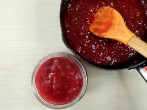 装进消毒过的玻璃瓶中，封口倒扣，放凉放到冰箱冷藏。