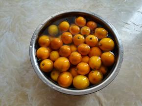 把金桔放到盆子里，加入没过金桔的水和适量的盐，浸泡10分钟搓洗干净