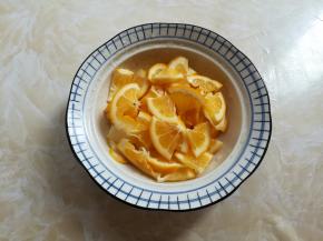 柠檬用盐搓洗干净外皮，先切成薄片，每一片再切成4小片，柠檬的籽要去掉，不然会发苦