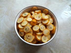 金桔切成刀背厚度的薄片，金桔的籽不要去掉