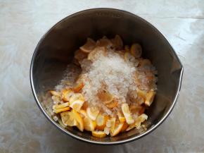 把金桔片和柠檬片放到有深度的盆子里，加入碎一点的冰糖