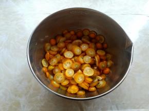 腌制15个小时以上，这是金桔和柠檬腌好的样子，冰糖全部融化，金桔软化后已经有些出胶了