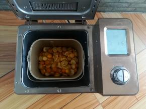 金桔柠檬加70克的水放入面包机里，启动果酱程序，让面包机自己操作，可以在面包桶上加盖一张油纸或者锡纸，防止果酱制作过程中有液体溅出