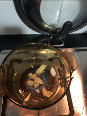 放入姜片，蒜瓣炒香