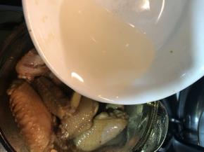 煎好的的鸡翅加入一小碗水