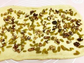 撒上葡萄干和核桃仁，最左边留出厘米不撒