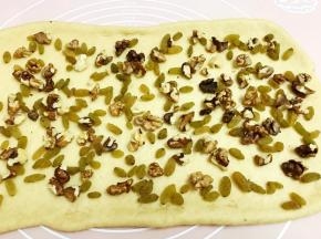 撒上葡萄干和核桃仁，最左边留出厘米不撒