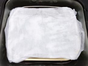 继续放在面包里桶里盖上一张湿水不滴水的纸巾，一发至2倍大