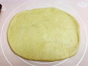 取出面团排气后擀成大片，面团很硬不太好擀多点耐心