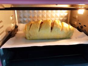 放入预热好的烤箱中层160度烤40分钟
烤5到10分钟上色后就一定要盖锡纸哦