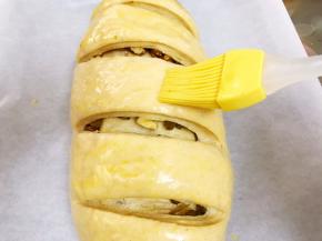 用锋利的刀片割口，刷上全蛋液