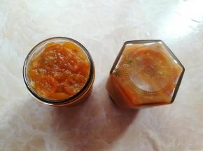 金桔柠檬果酱放凉以后用消毒处理过的玻璃瓶装好，盖紧瓶盖，放入冰箱中冷藏保存