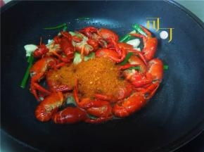 加入麻辣调料一整袋，一起翻炒。