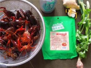 买回来的小龙虾不急着吃，先在清水里养2个小时，如果很脏还可以换水，准备好调料。