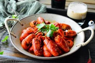 把洋葱炒出香味，炒至软熟，就可以关火了，最后撒一把香菜增香添色