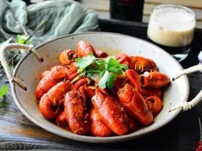 把洋葱炒出香味，炒至软熟，就可以关火了，最后撒一把香菜增香添色