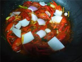 15分钟以后，加入洋葱块，一起翻炒再煮5分钟