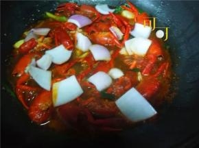 15分钟以后，加入洋葱块，一起翻炒再煮5分钟