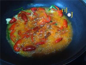 翻炒出辛辣香味后，加入一整罐啤酒，啤酒大至于小龙虾齐平，烧开后改中火继续焖，小龙虾耐煮，而且不晚入味，所以要多煮一会儿。

我中小火煮了15分钟才入味，所以要有耐心，没入味的小龙虾不好吃。