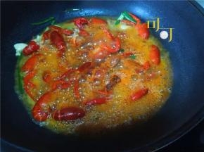 翻炒出辛辣香味后，加入一整罐啤酒，啤酒大至于小龙虾齐平，烧开后改中火继续焖，小龙虾耐煮，而且不晚入味，所以要多煮一会儿。

我中小火煮了15分钟才入味，所以要有耐心，没入味的小龙虾不好吃。