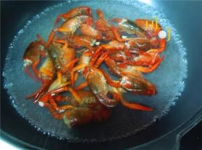 烧开半锅水，把处理好的小龙虾放在里面，烧至虾壳变红，大约3－5分钟，捞起备用。