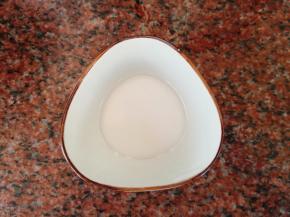 马铃薯粉和水按1：1的比例调成水淀粉。