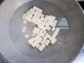 锅中倒水烧开，放入豆腐，水开后转中小火煮1分钟。