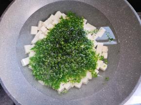 放入切碎的小白菜，轻轻拨散。