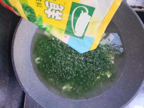 水开后加入适量蔬之鲜。