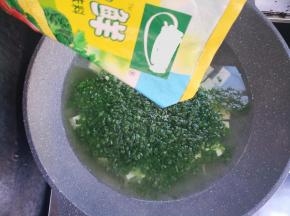 水开后加入适量蔬之鲜。