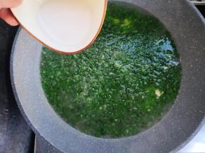 倒入水淀粉，调到自己想要的浓稠度即可。